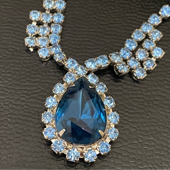 Vintage Unsigned Juliana? Blue Teardrop Pendant Rhinestone Silver Tone Necklace - Picture 2 of 13